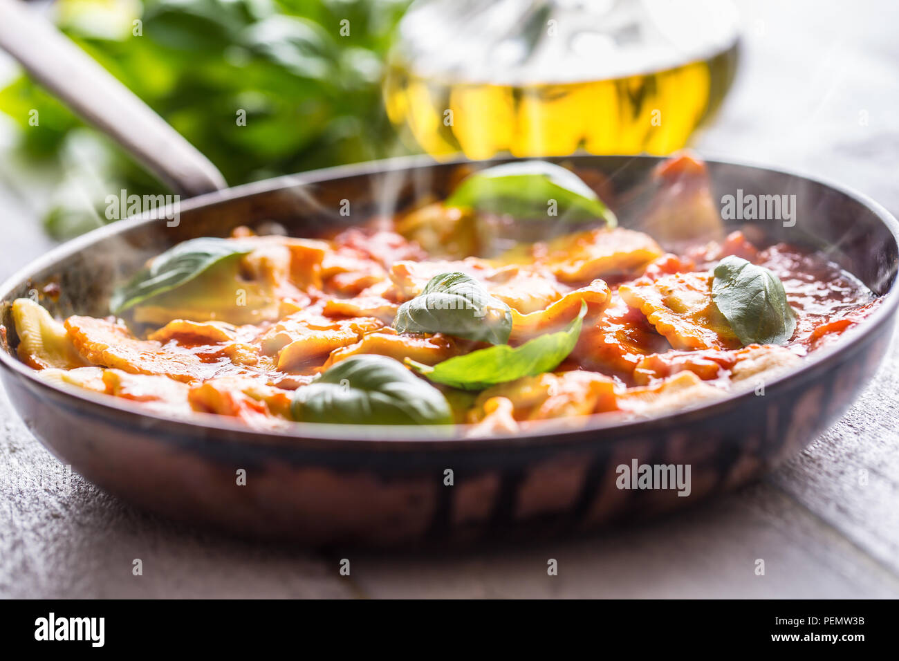 Italienische und mediterrane Küche pasta Ravioli in Tomatensoße und ... Italienische und mediterrane Küche pasta Ravioli in Tomatensoße und ...