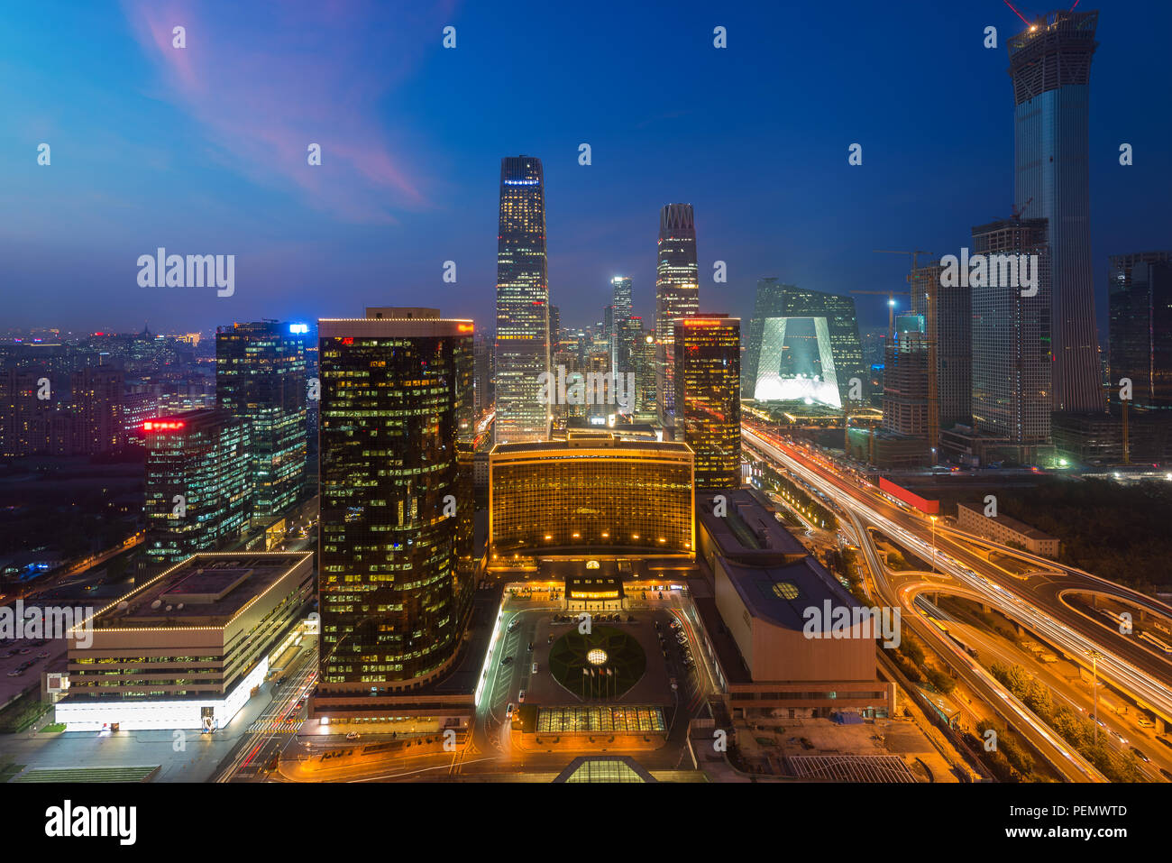 Peking Stadtbild in der Abenddämmerung. Landschaft der Beijing Business Bauen in China. Modernes hohes Gebäude im Geschäftsviertel Bereich in der Nacht. Stockfoto