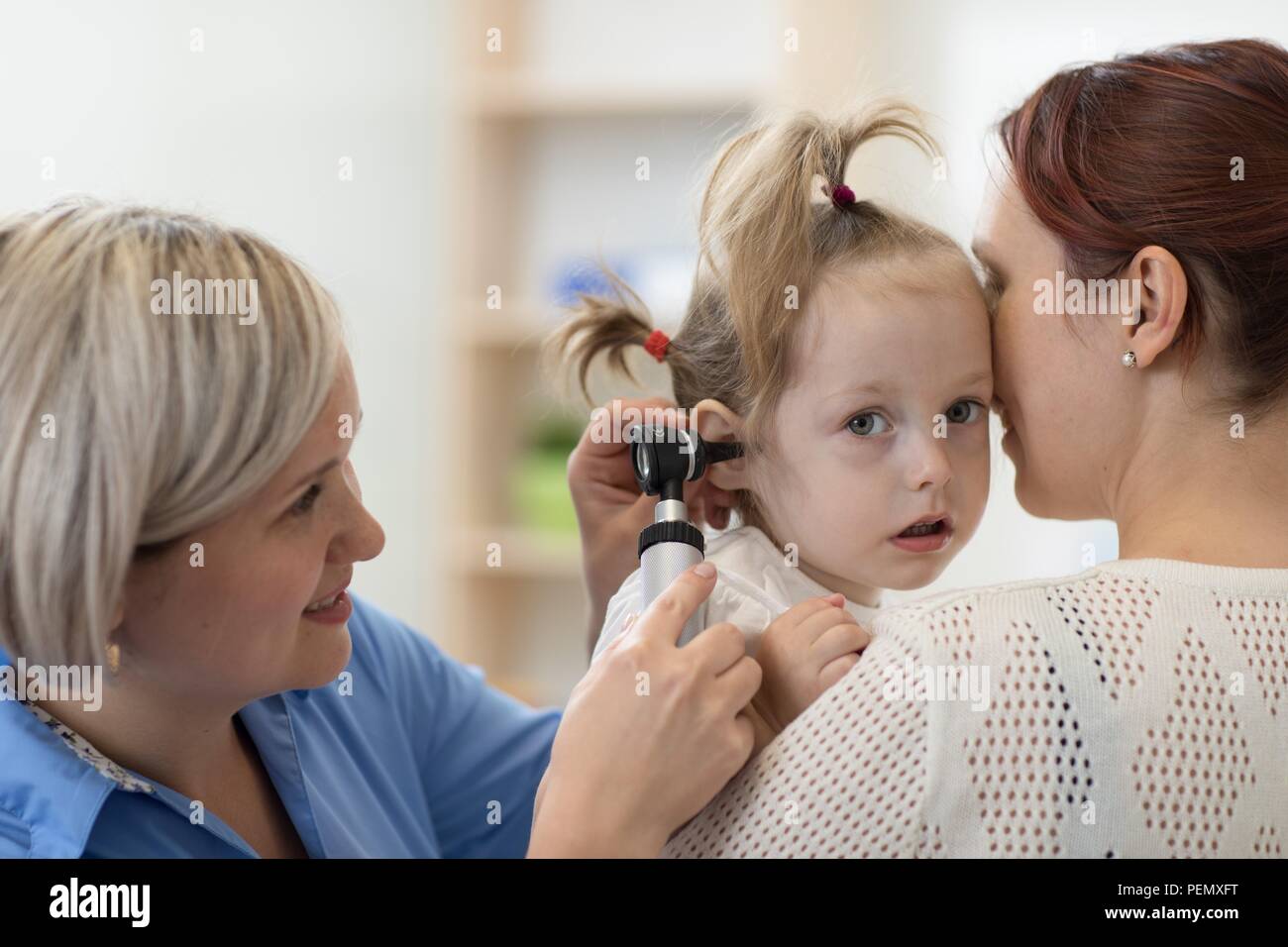 Das Kind otolaryngologist, Ohr, Prüfung der kleine Zicklein Stockfoto