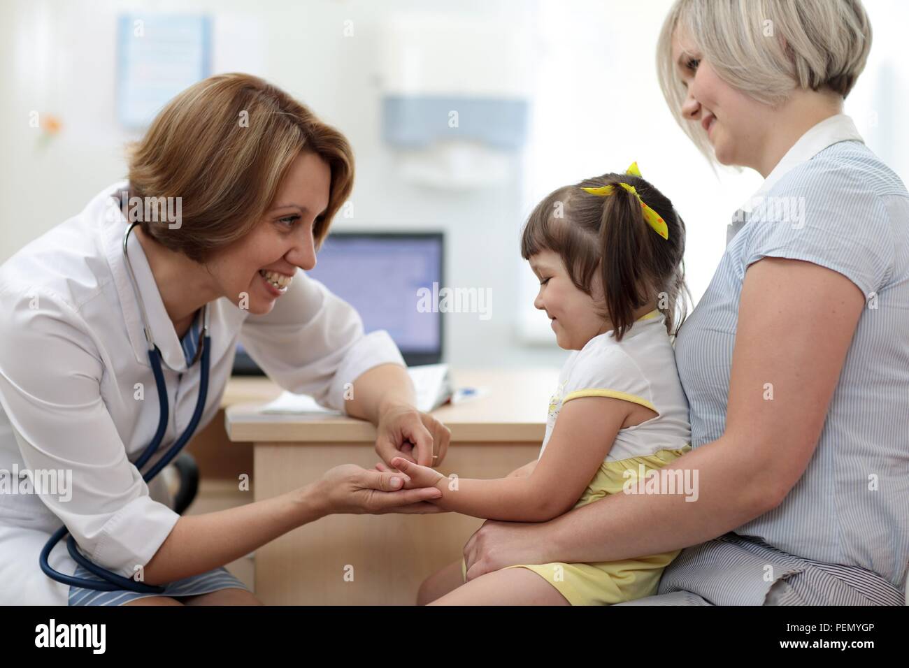 Mutter und Tochter Besuch der Kinderarzt. Arzt Beratung Frau mit Kind. Stockfoto