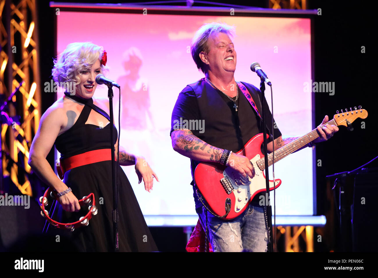 Pasadena, Kalifornien, USA. 10 August, 2018. Die swansons, ein Ehemann und eine Ehefrau alternative country/Rock Band, live auf der Bühne im Rose in P Stockfoto