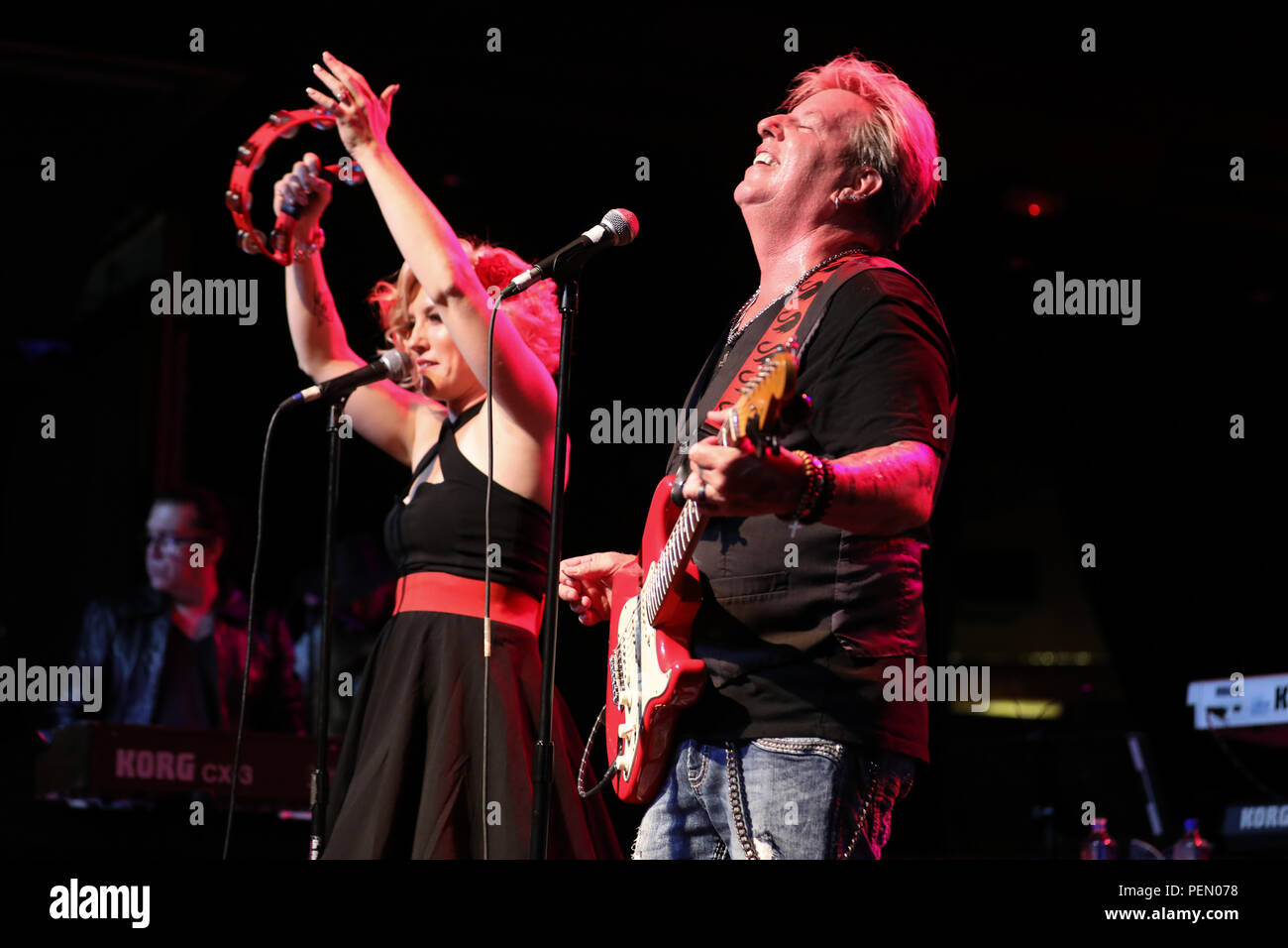 Pasadena, Kalifornien, USA. 10 August, 2018. Die swansons, ein Ehemann und eine Ehefrau alternative country/Rock Band, live auf der Bühne im Rose in P Stockfoto