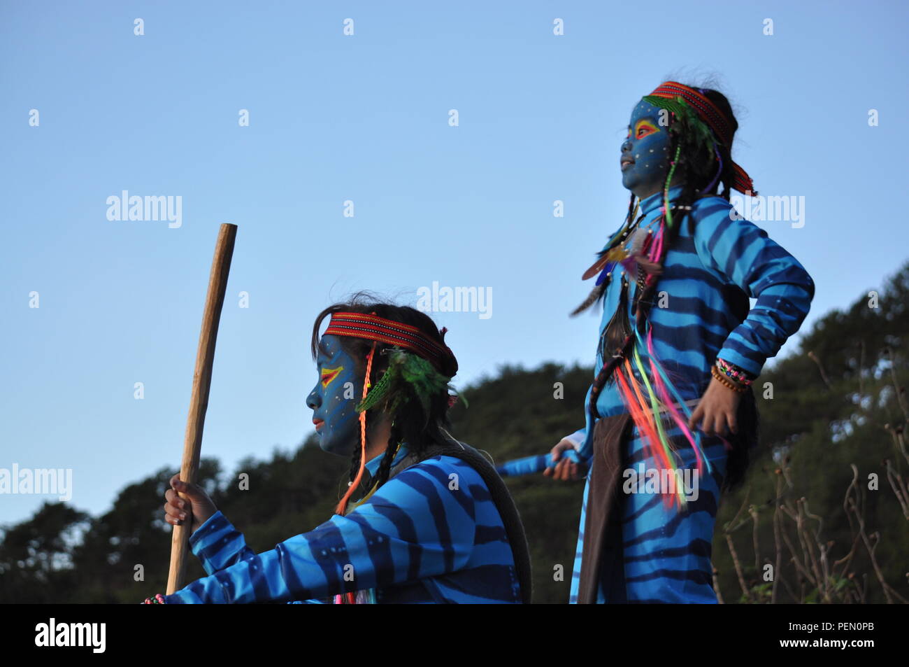 Kurz vor der morgendlichen Dämmerung brach 2 junge Avatar Mädchen Keytiri & Feytiri im Corral Rock ankommen, warten auf den Sonnenaufgang am frühen Morgen in der Einfassung Ulap. Stockfoto