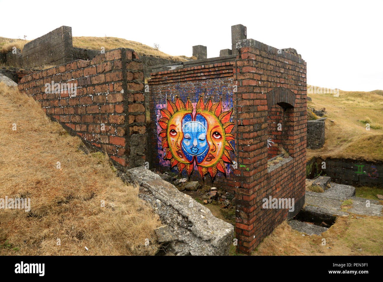 Bunte graffiti auf alten Steinbruch Gebäude in Shropshire, England, UK. Stockfoto