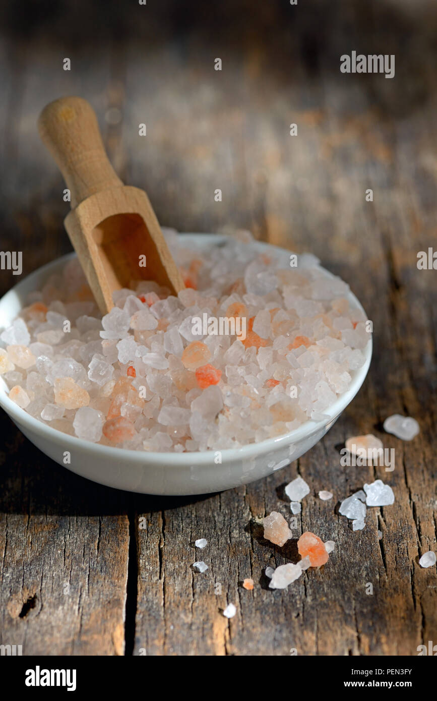 Rosa Salz aus dem Himalaya auf Holztisch Stockfoto
