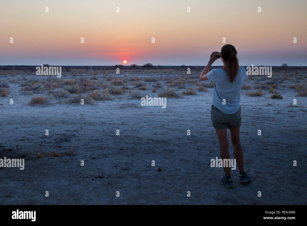 Tourist, Sonnenuntergang Foto, Onguma Game Reserve, Caprivi Region, Namibia, Etosha Nationalpark grenzt. Stockfoto