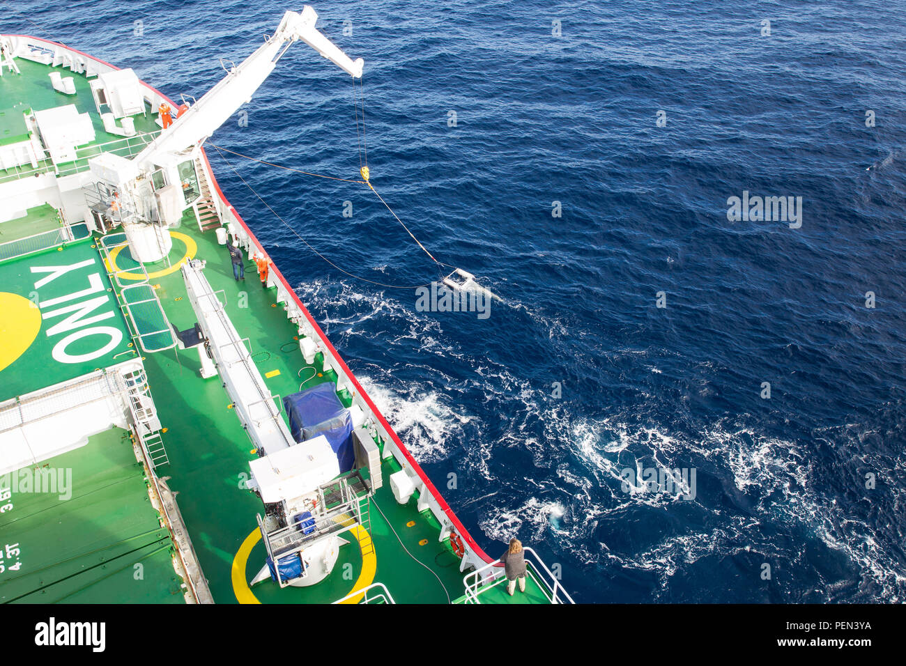 Neuston net schleppt ein Forschungsschiff ist ein probenahmeverfahren marine Kunststoff Verschmutzung zu bewerten. Stockfoto