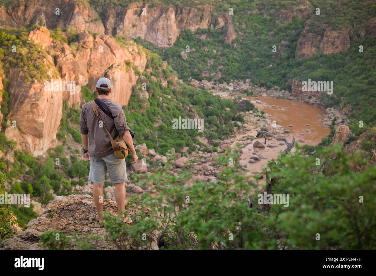 Junge Reisende über Lanner Gorge, die von den Luvuvhu Fluss geschnitzten suchen, in der Pafuri Region im äußersten Norden von Kruger National Park, Südafrika. Stockfoto