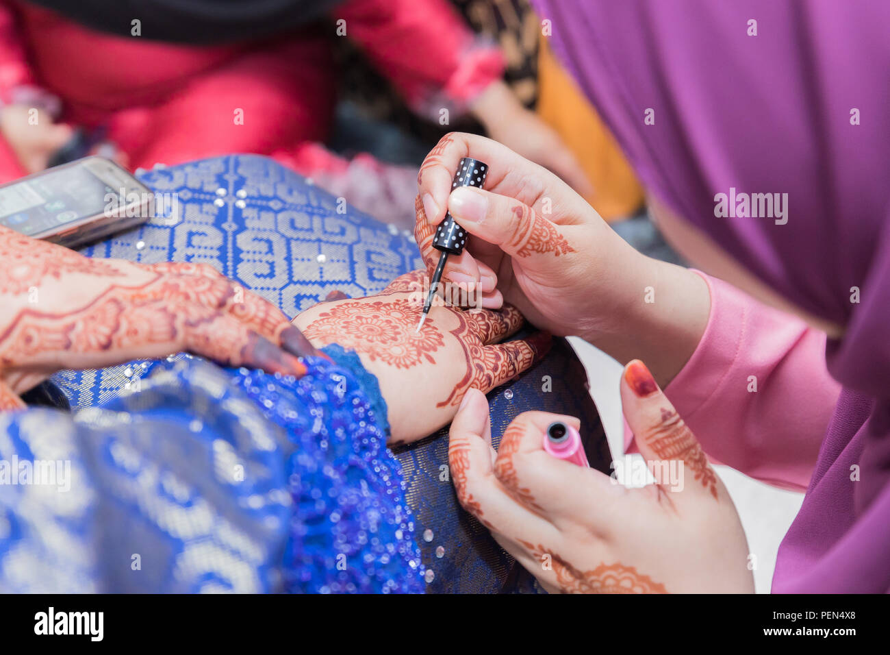 Muslimische Hochzeit Henna Artist Stockfoto