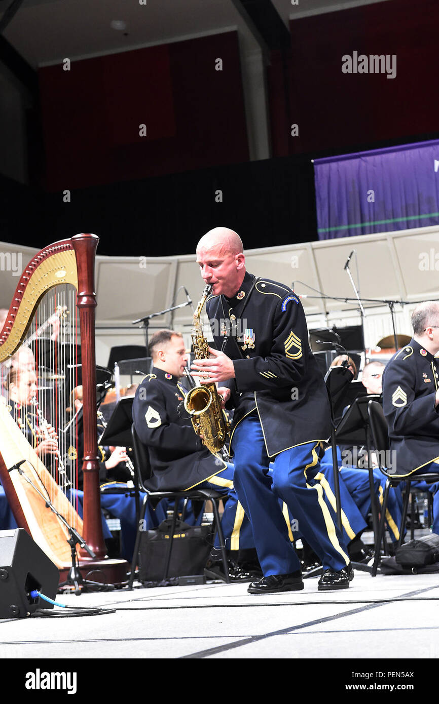 Armee Sgt. 1. Klasse Christopher Blume, Saxophon Spieler mit der US-Armee Band, führt "Georgia auf meinem Verstand" während der 69. jährlichen Midwest Clinic - Internationale Band und Orchester-Konferenz in Chicago am 04.12.17. Das Publikum, bestehend aus Musik, Pädagogen und Direktoren, quittiert der Blüte Leistung mit stehenden Ovationen. Die Band spielte eine große Vielfalt von Musik wie "The Incredibles" und der "Star Wars"-Song, und "The Star-Spangled Banner". (U.S. Armee Foto von SPC. David Lietz/Freigegeben) Stockfoto