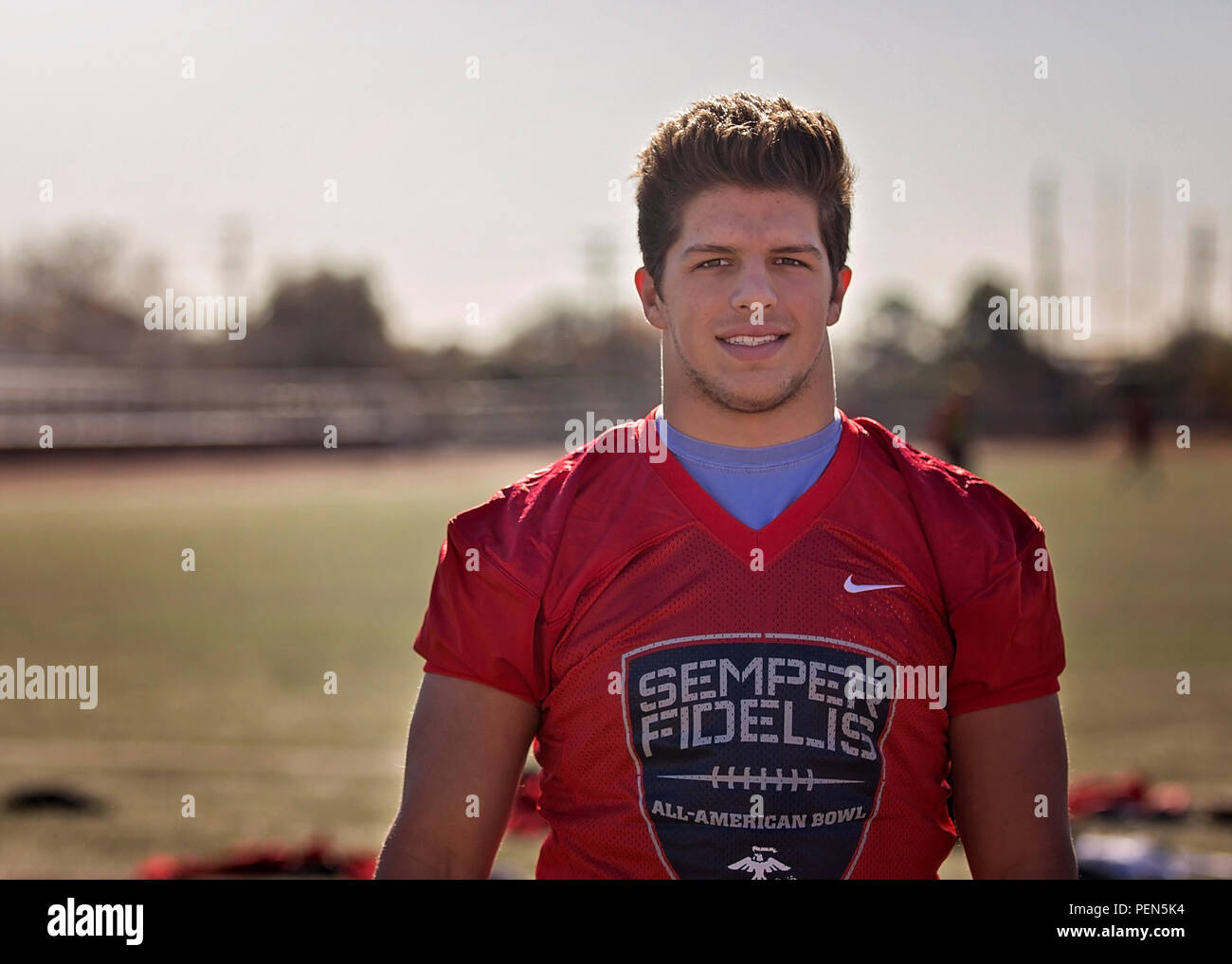 Andrew Fitzgerald, Fußballspieler für Marcus High School, wurde gewählt in der Semper Fidelis All-American Bowl lüften Jan. 3, 2016 zu spielen. Spieler ausgewählt sind gut abgerundeten Individuen, sie sind nicht nur aus Athleten, sondern auch die akademischen Leistungen und vorbildliche moralische Eigenschaften aufweisen. (U.S. Marine Corps Foto von Sgt. Rebecca Eller) Stockfoto