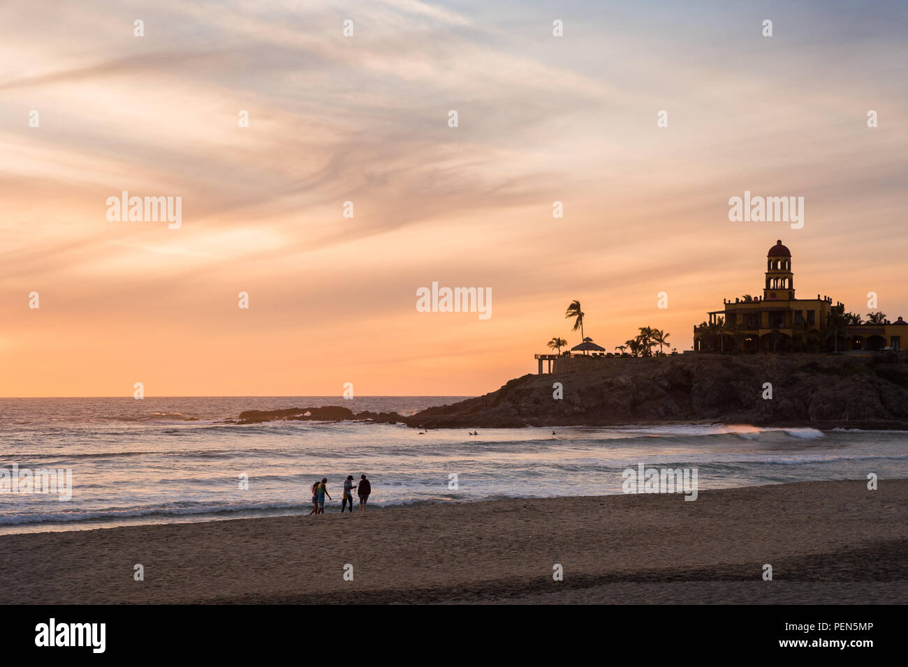 Eine Gruppe von Freunden zu Fuß auf Cerritos bei Sonnenuntergang. Stockfoto