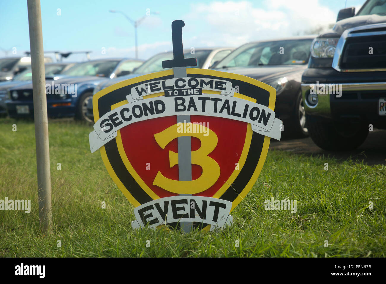 Marines mit 2 Bataillon, 3. Marine Regiment Zurück zur Marine Corps Base Hawaii von der 6-monatigen Einheit Deployment Program Dez. 14, 2015. Familie und Freunde auf einem Parkplatz auf der Basis versammelt, um die "Insel Krieger" Willkommen zurück. "Ich wollte wirklich zu erhalten (die Marines) zurück zu ihren eigenen Familien, weil wir sie in ein anderes Land für sechs Monate der Ausbildung genommen hatte", sagte Kapitän Stephen Bender, der kommandierende Offizier von Golf Company, 2 Mrd. Euro, 3 Marines. (U.S. Marine Corps Foto von Lance Cpl. Zachary Orr) Stockfoto