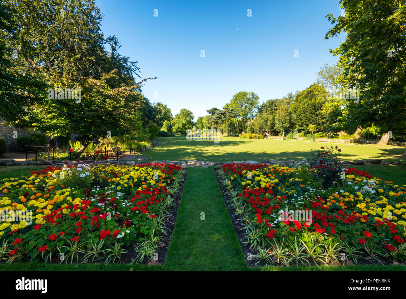 Westgate Gärten in Canterbury; ein gepflegter Park in voller Blüte in einer ruhigen Morgen Sommer. Stockfoto