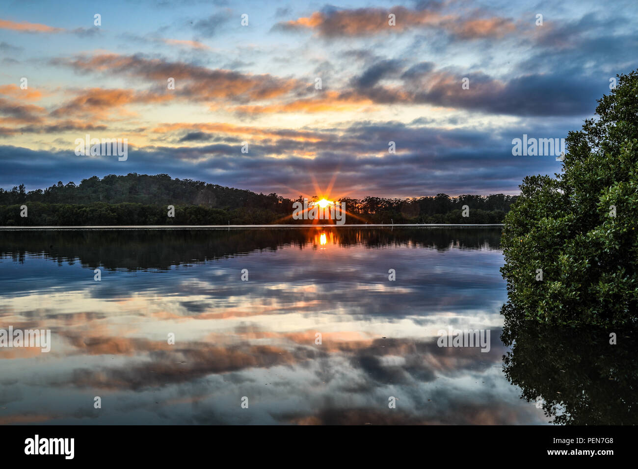 Bunte sunrise über den Fluss mit Reflexion im Wasser Stockfoto