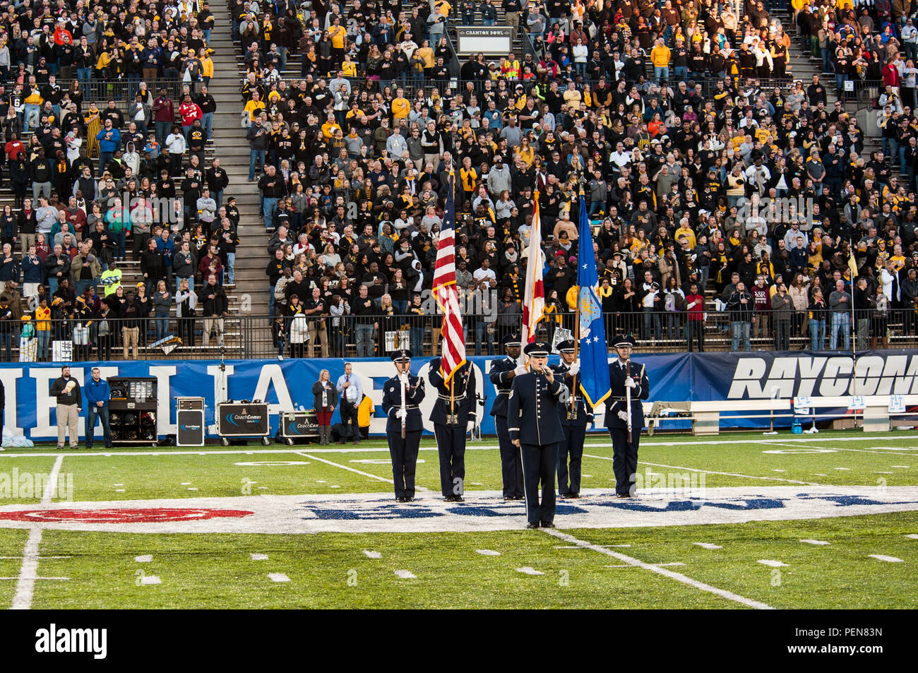 Tech. Sgt. Paige Wroble, ein Sänger mit der Air Force Band, singt die Nationalhymne vor einer Masse von fast 22.000 Fans zu Beginn des Raycom Media Camellia Schüssel am Cramton Schüssel, Dez. 19, 2015 in Montgomery gespielt, Ala der Maxwell Air Force Base Ehrengarde die Farben vor dem Spiel, dass die Ohio University Bobcats gegen die Appalachian State Bergsteiger im zweiten Wiedergabe der Schüssel narbig gebucht. Die Bobcats schlagen die Bergsteiger 31-29. (Air Force Foto von Bud Hancock) Stockfoto