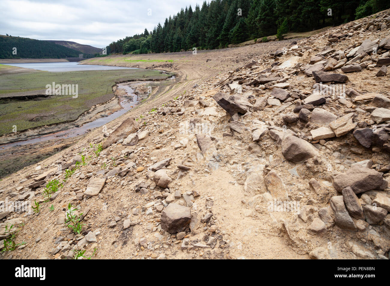 Eine Ansicht von Howden Reservoir in den Peak District, aus der die Auswirkungen einer langen, heißen Bann über Sommer auf der Wasserstände gehabt hat. Stockfoto