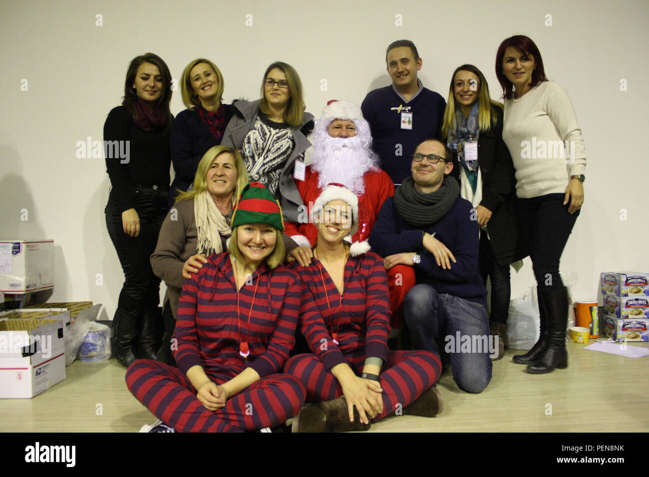 Us-Armee SPC. Marcella Hoye (vorne links). Staff Sgt. Maria Junell (vorne rechts) und Kapitän Jonathan Laton (Mitte) stellen neben PEMA Tagespflege Lehrer während einer 19.12.2015, Weihnachten - themed Community Outreach Veranstaltung im Camp Bondsteel, Kosovo. Hoye, Junell und Laton sind Nord-carolina National Guard Soldaten im Einsatz im Kosovo mit der 30 gepanzerte Brigade Combat Team, zur Unterstützung des NATO-Friedensmission in der Region. (U.S. Armee Foto von Oberstleutnant Gilbert Buentello, multinationalen Battle Group-East) Stockfoto