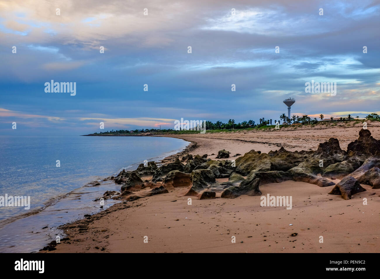 Sonnenaufgang über felsiger Küste und Strand Stockfoto