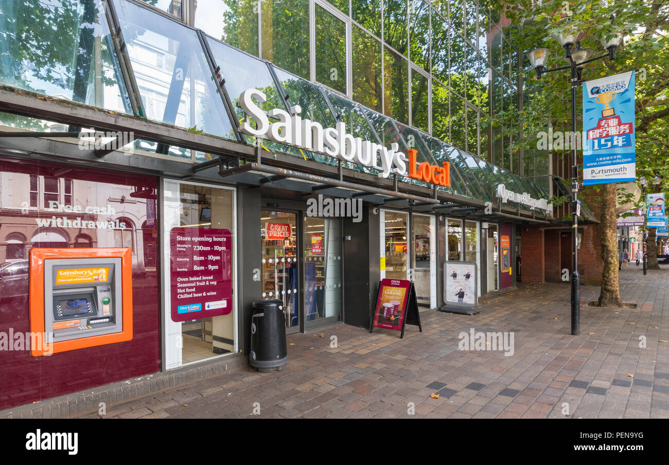 Sainsbury's Local Store Front Eingang in Portsmouth, Hampshire, England, UK. Sainsburys store Front UK. Sainsbury Supermarkt Lebensmittel lagern. Stockfoto
