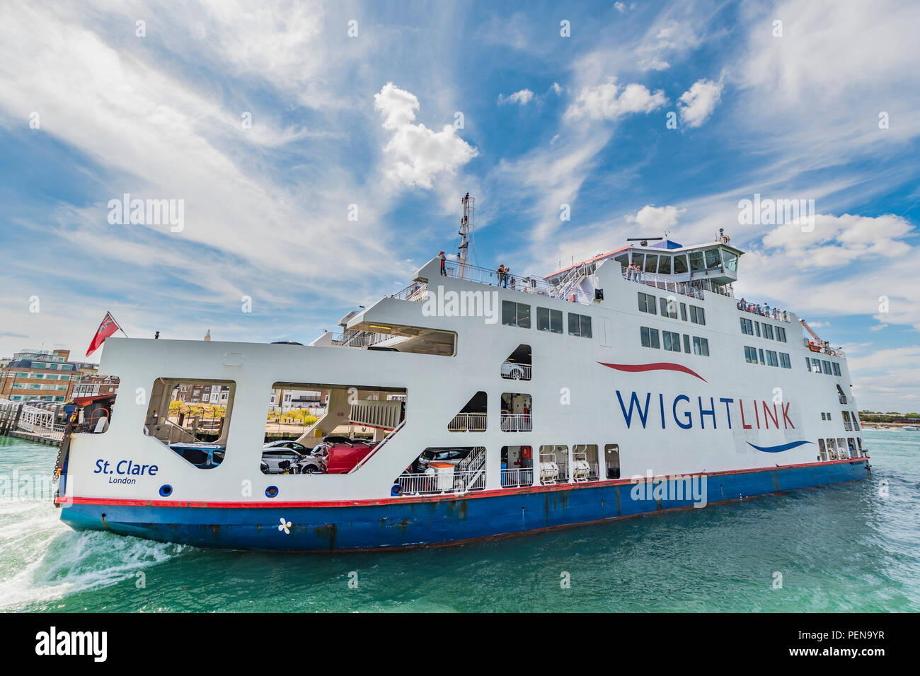 Wightlink Auto- und Passagierfähre zur und von der Isle of Wight aus Portsmouth, Hampshire, England, UK. Autofähre. Fahrzeug Fähren. Stockfoto