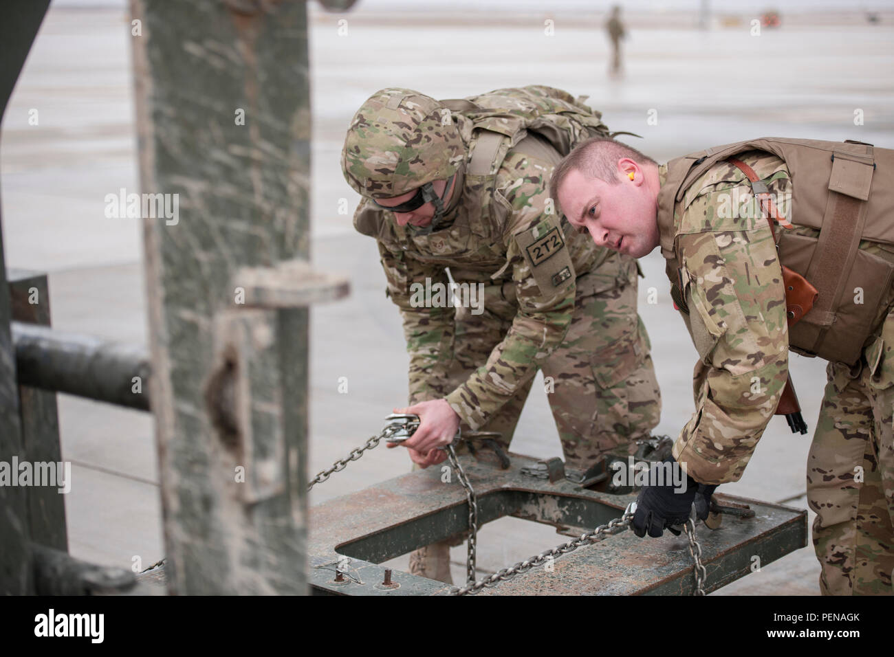 Personal Sgts. Michael Demik, Expeditionary 774th Airlift Squadron loadmaster (rechts), von Dyess Air Force Base, Texas, und Logan Flaugher, CENTCOM Materiel Recovery Element Mitglied bereitgestellt, bereitet ein Gabelstapler Anhänger im Camp Bastion, Afghanistan, Jan. 3, 2016 zu verschieben. Loadmasters sind verantwortlich für die Berechnung der Flugzeuge Gewicht, Balancing Datensätze und Fracht manifestiert, Durchführung von Ladung und Personal zum Lastenabwurf und Fehlerbehebung In-flight Probleme. (U.S. Air Force Foto/Tech. Sgt. Robert Cloys) Stockfoto