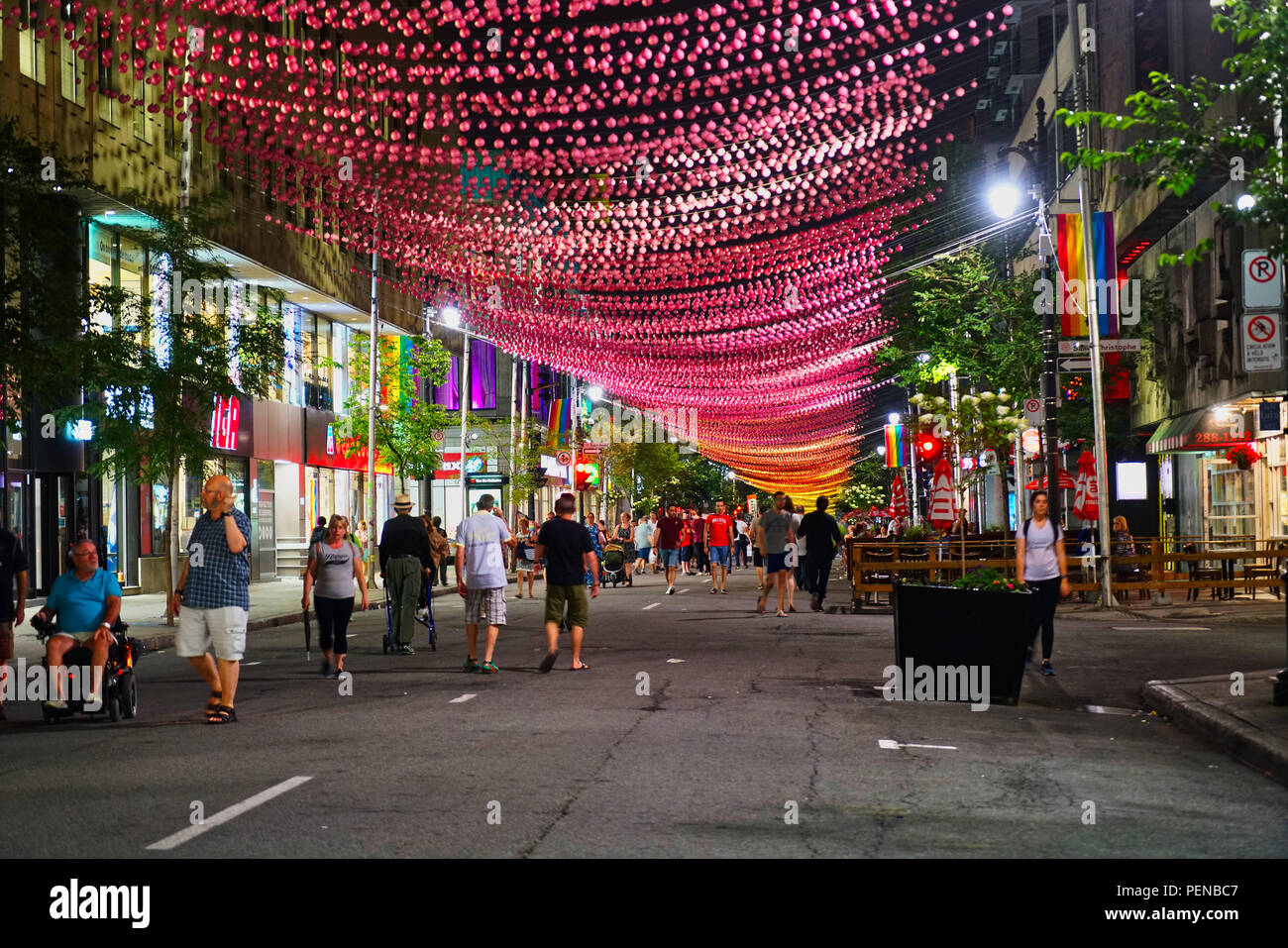 Montreal, Kanada, 15. August 2018. die Menschen entlang gay Montreal's Dorf. Credit: Mario Beauregard/Alamy leben Nachrichten Stockfoto