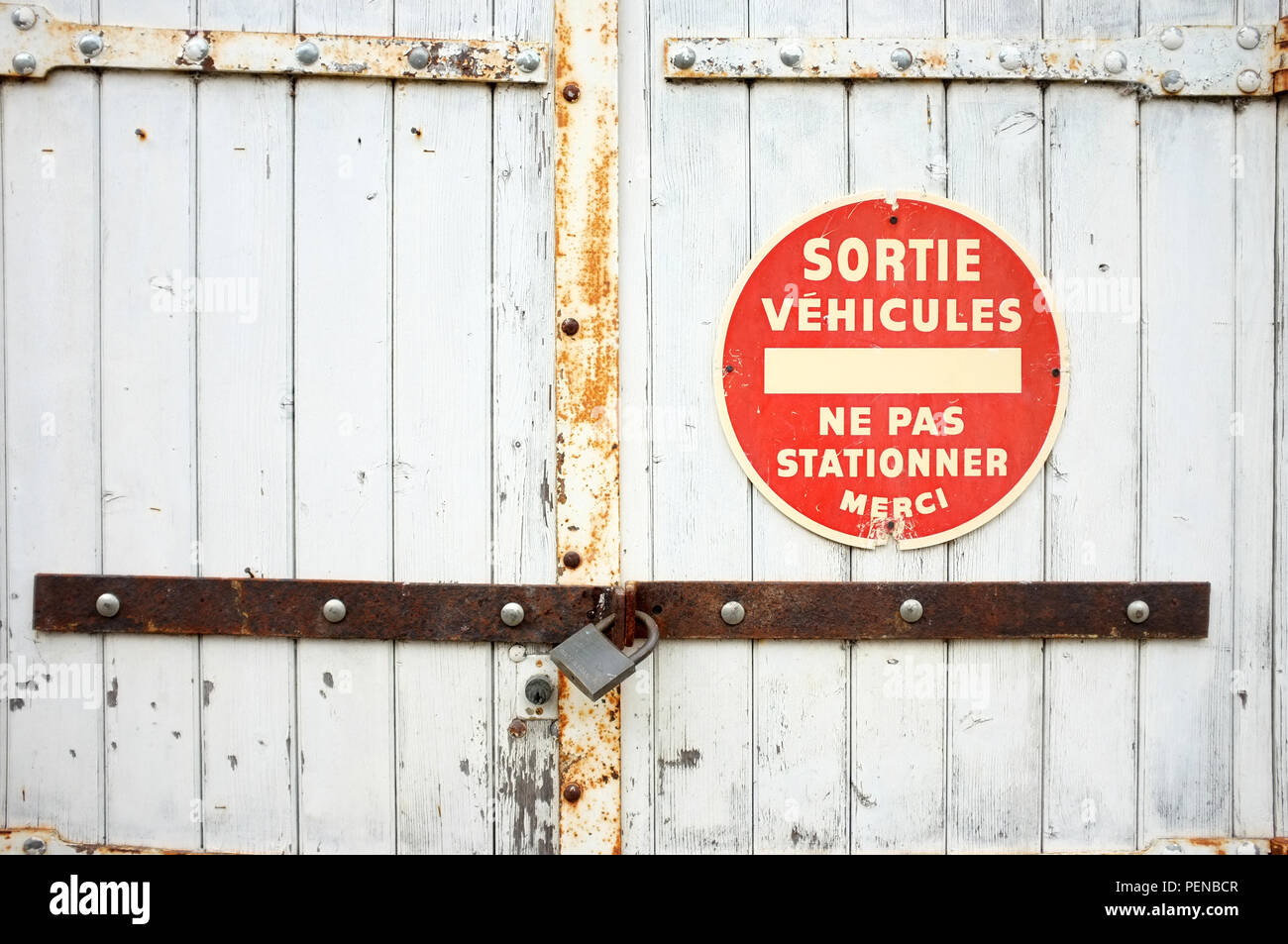 Französische Warnschild parken Sie nicht auf Holz Garagentore in Villereal Südwesten Frankreichs 2018. Stockfoto