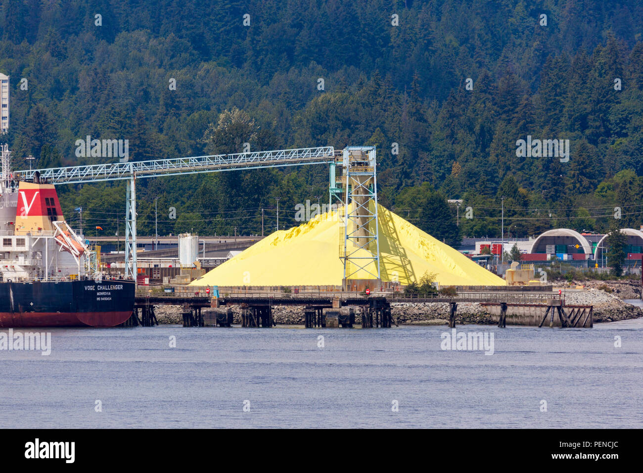 Ein Haufen von Schwefel, die Ausfuhr von der bulk carrier Voge Challenger vom Hafen an der North Vancouver, British Columbia, Kanada Stockfoto Ein Haufen von Schwefel, die Ausfuhr von der bulk carrier Voge Challenger vom Hafen an der North Vancouver, British Columbia, Kanada Stockfoto