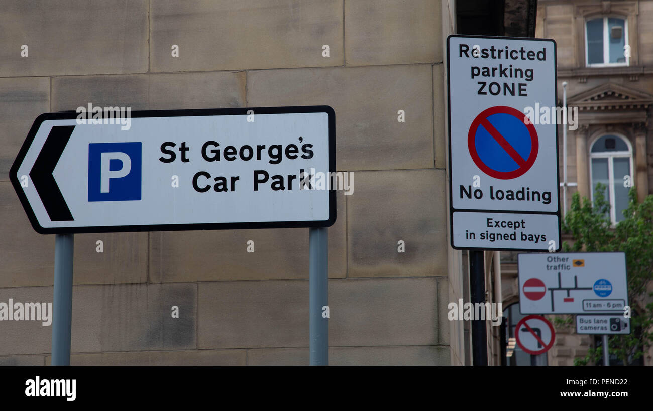 Mehrere Straßenschilder, Parkhäuser und eingeschränkten Parkzonen in der Innenstadt von Preston, Lancashire, Juni 2018 Stockfoto