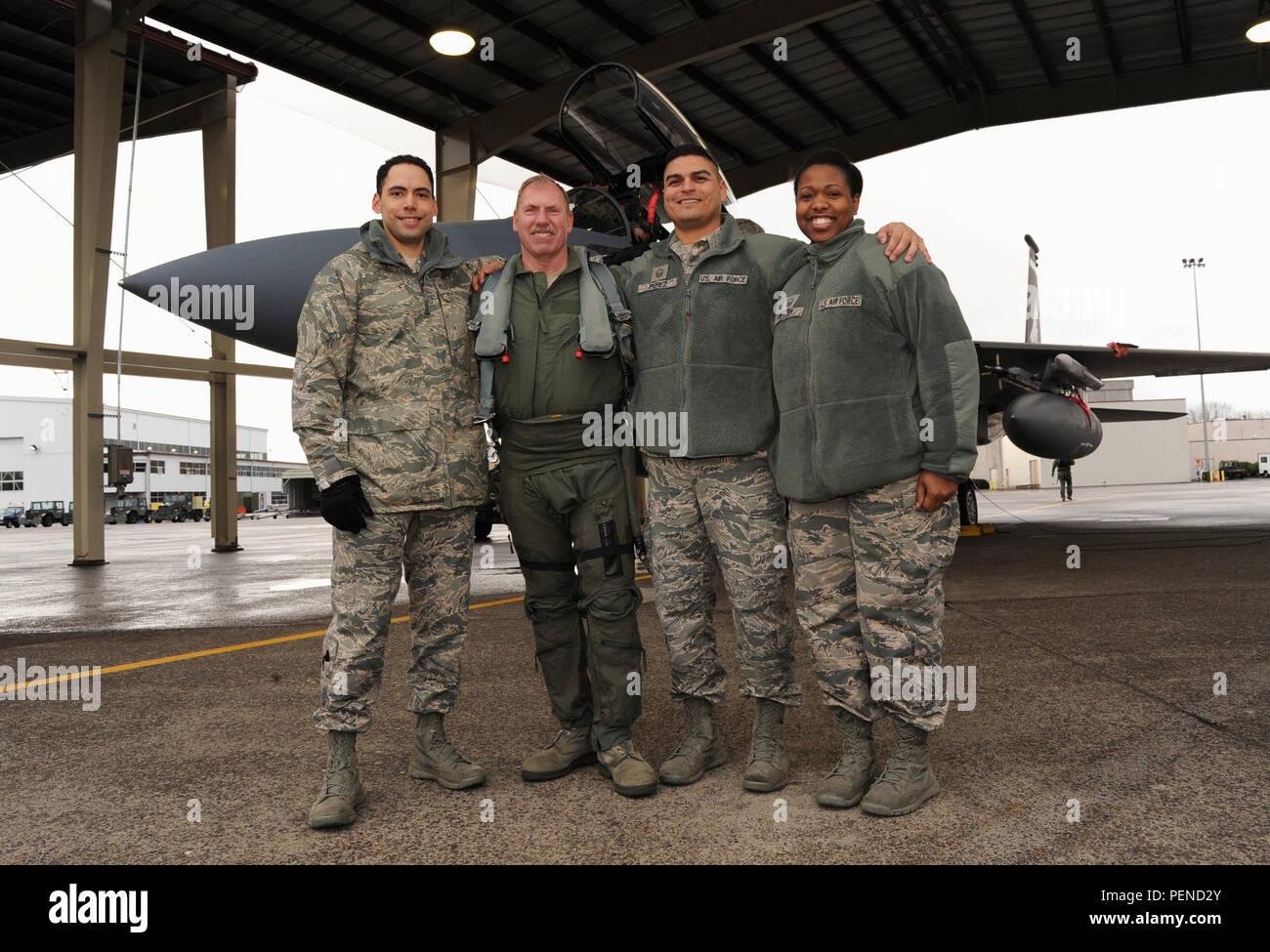 Oregon Air National Guard Recruiter (von links nach rechts) Tech. Sgt. Tony Martinez, Master Sgt. Kevin McMichael, Master Sgt. Nick Perez und Master Sgt. Keela Tillery Pause für ein Foto folgenden McMichael's incentive Flug Portland Air National Guard Base, Erz (U.S. Air National Guard Foto von Tech. Sgt. John Hughel, 142 Jagdgeschwader Public Affairs) Stockfoto