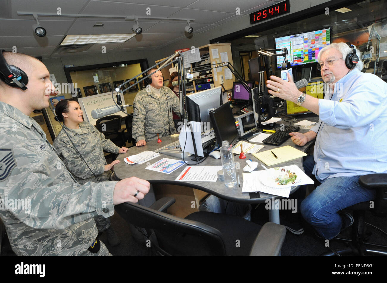 Oregon Air National Guard Mitglieder aus den 142 Fighter Wing neue Bereitstellungen mit KPAM 860 Radio host Bob Miller diskutieren im Rahmen der Operation Weihnachtsmann, ein jährlicher Geldbeschaffer, unterstützt lokale Familien Umgang mit Einkommenseinbußen aufgrund der militärischen Einsatz, Dez. 4, 2015, in der Clackamas, Erz (U.S. Air Force Foto von Tech. Sgt. John Hughel, 142 Jagdgeschwader Public Affairs) Stockfoto