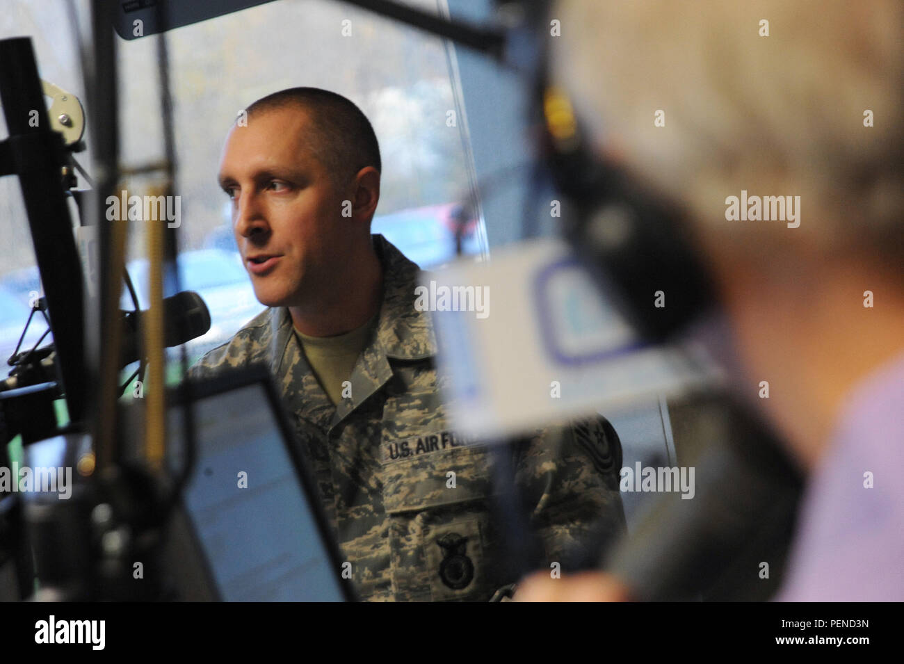 Oregon Air National Guard Master Sgt. Matt Kochosky Gespräche auf Luft während der Markierung und Dave Radiosendung, KPAM 860 Radio, im Rahmen der Operation Weihnachtsmann, ein jährlicher Geldbeschaffer, unterstützt lokale Familien Umgang mit Einkommenseinbußen aufgrund der militärischen Einsatz, Dez. 4, 2015, in der Clackamas, Erz (U.S. Air Force Foto von Tech. Sgt. John Hughel, 142 Jagdgeschwader Public Affairs) Stockfoto