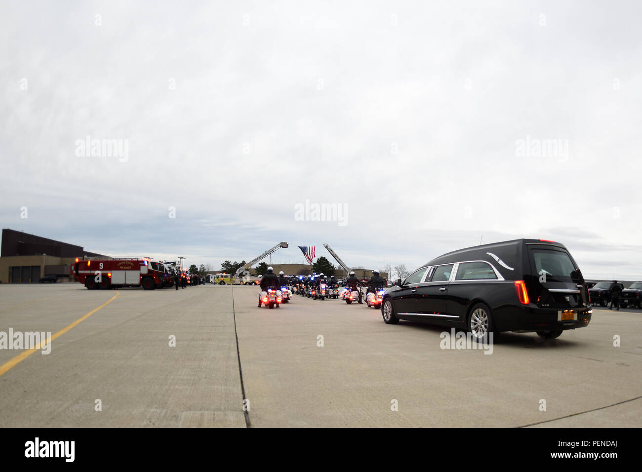 Die Mitglieder des 105. Airlift Wing, am Stewart Air National Guard Base, Newburgh, New York auf, beteiligen Sie sich an der Würdigen transfer Zeremonie der Tech. Sgt. Joseph G. Lemm am Dez. 28, 2015. Tech. Sgt. Lemm wurde in der Tätigkeit getötet, während am Dez. 21, 2015 Bagram Air Field, Afghanistan, eingesetzt. (U.S. Air National Guard Foto von Tech. Sgt. Lee Guagenti/Freigegeben) Stockfoto