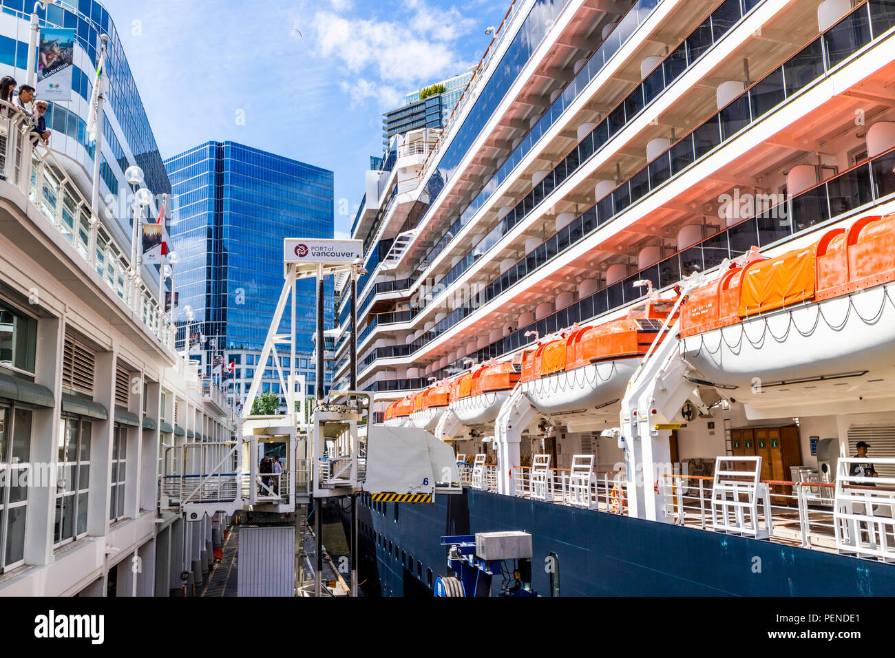 Einschiffen Passagiere auf der MS Nieuw Amsterdam (Holland America Line) im Hafen von Vancouver, British Columbia, Kanada Stockfoto