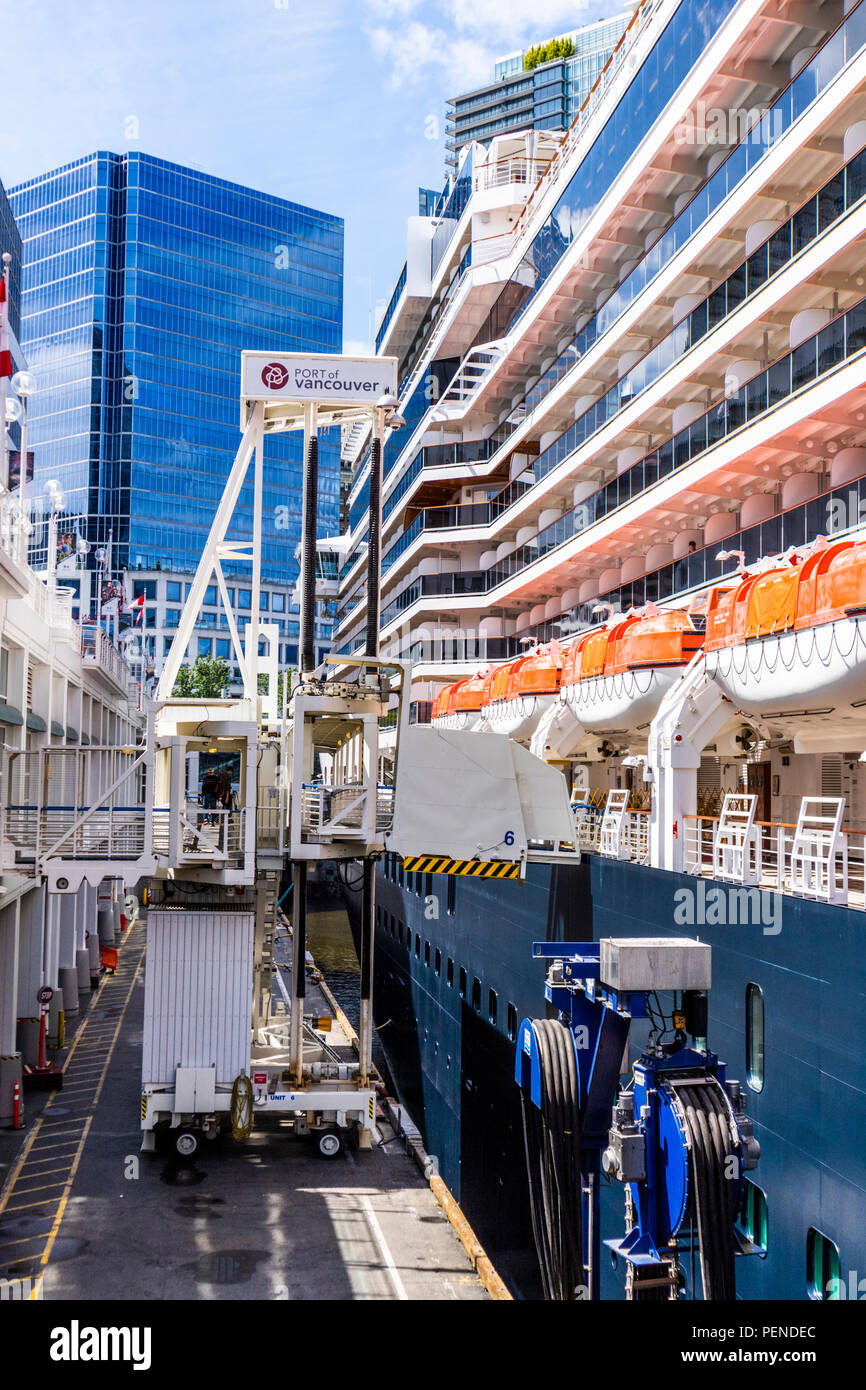 Einschiffen Passagiere auf der MS Nieuw Amsterdam (Holland America Line) im Hafen von Vancouver, British Columbia, Kanada Stockfoto