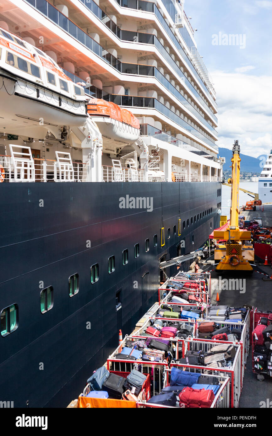 Laden Gepäck der Passagiere auf der MS Nieuw Amsterdam (Holland America Line) im Hafen von Vancouver, British Columbia, Kanada Stockfoto