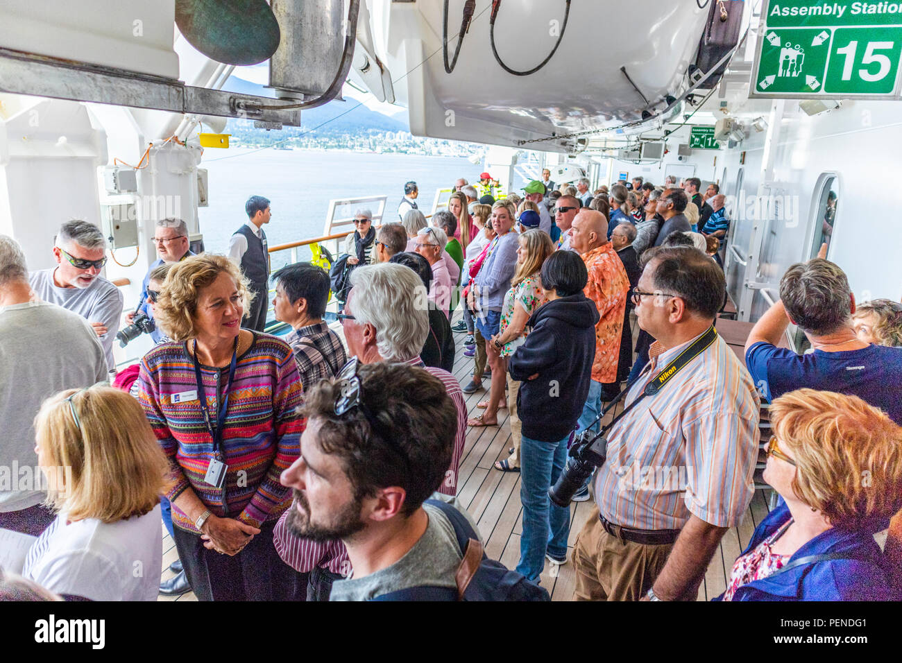 Bohren Sie anweisen, die Fluggäste über die Rettungsboote an Bord der MS Nieuw Amsterdam (Holland America Line) nach dem Verlassen des Hafens von Vancouver, British Columbia. Stockfoto