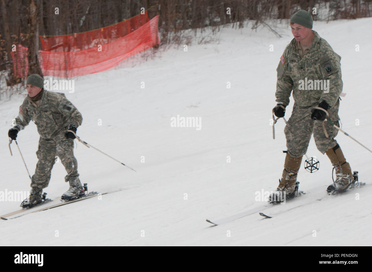 Eine Firma, 3. Bataillon, 172. Infanterie-Regiment (Berg) Soldaten ski den Berg hinunter, während des Trainings am Bolton Valley Resort in Bolton, VT., 9. Januar 2016. Die 3-172. IN Soldaten praktizierte Berg Fähigkeiten unter eine neue Ausbildungsinitiative. (Foto von US Army National Guard Spc. Avery Cunningham) Stockfoto