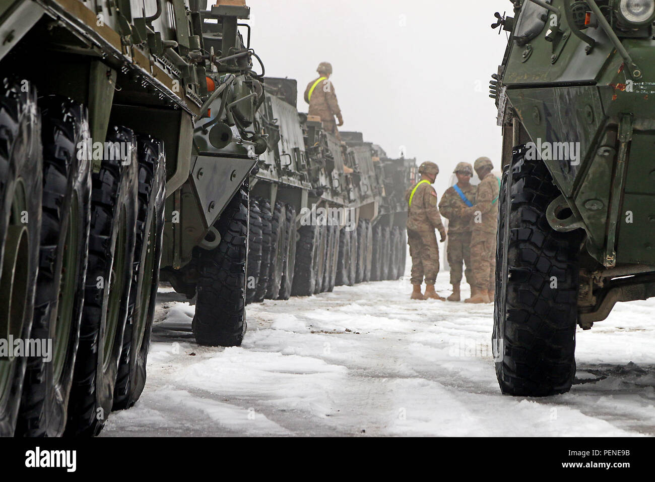 Nachdem Sie aus dem Zug entladen, Soldaten der Truppe K, 3 Staffel, 2. Reiterregiment zugeordnet, Bühne Stryker gepanzerten Kampffahrzeugen für den Transport vom des Schienenkopfes zum Motor Pool während des Schienenkopfes Operationen, 31.01.11, in Konotop, Polen. Nach 3-2 CR Soldaten Fahrzeuge mit dem Motor Pool verschoben, sie entladen Gang durchgeführt alle notwendigen Wartungsarbeiten an den Fahrzeugen. (U.S. Armee Foto von Sgt. Paige Behringer, 10 Drücken Sie Camp Headquarters) Stockfoto