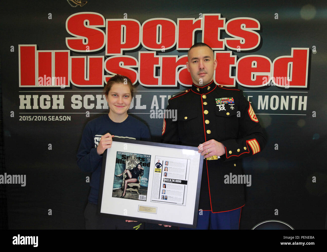 Hannah DeBalsi, Athlet des Monats von Heftklammern High School, ist mit einer Plakette durch die Staff Sgt. Jason Caldwell im Namen des U.S. Marine Corps und Sports Illustrated, Jan. 9, 2016 Heftklammern High School, Westport, Conn DeBalsi erhielt die Auszeichnung für hervorragende Leistung im Langlauf, ihr Wunsch, wieder in ihre Gemeinschaft und ihre überragende Leistung in ihrer Akademiker zu geben. Stockfoto