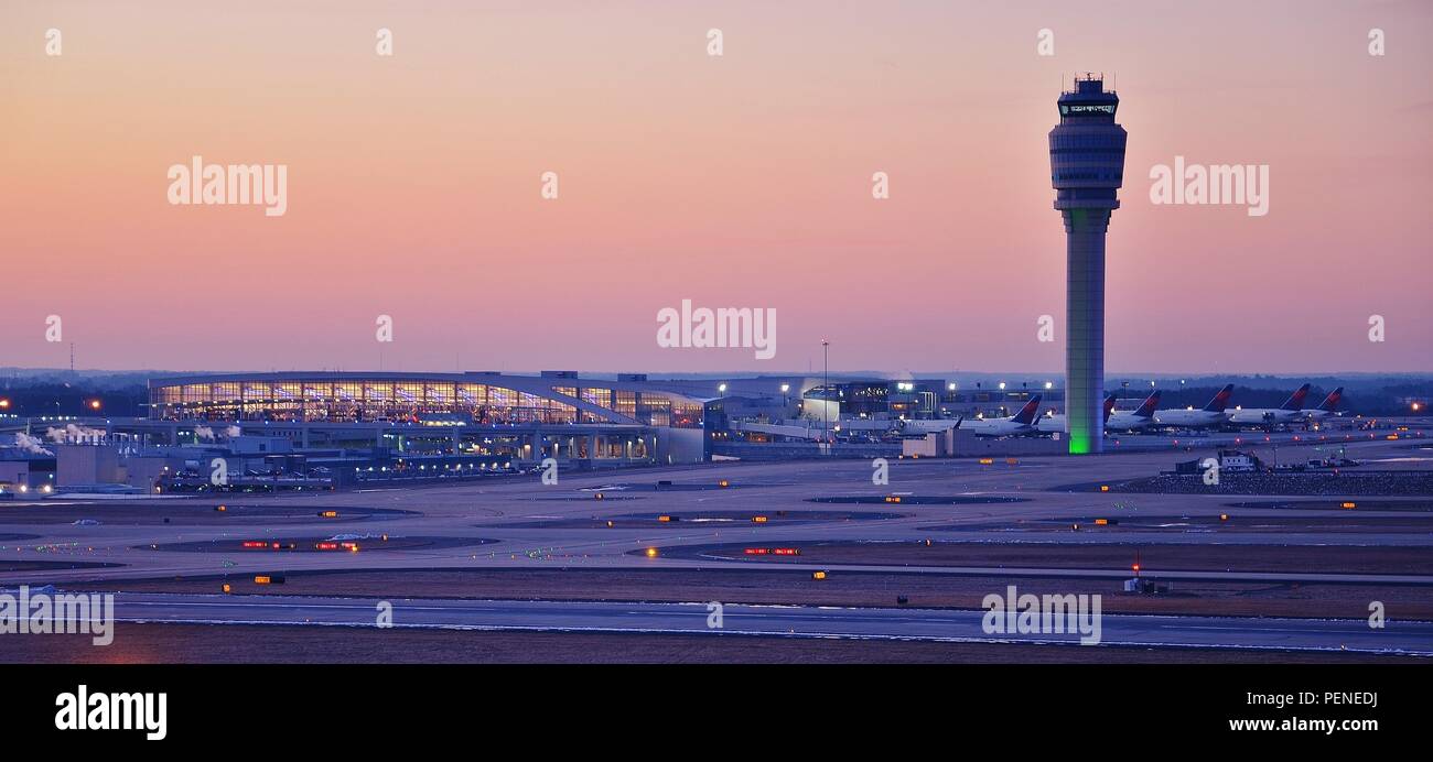 Am Flughafen von Atlanta, Georgia, USA bei Sonnenuntergang Stockfoto