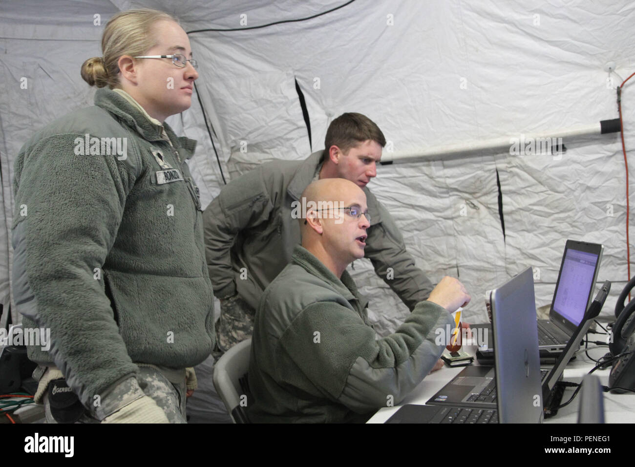 Army National Guard SPC. Tracy Bonzo, Master Sgt. Clifford Julian und Staff Sgt. Brian Carroll Arbeiten zu koordinieren und mit den Staats- und Regierungschefs während eines Winters Emergency Response Training an die 168 Regiment, regionale Training Institute in Fort Carson, Colo., Jan. 9, 2016 kommunizieren. Die Ausübung kombiniert Colorado National Guard Kräfte mit zivilen Behörden über den Zustand, die Fähigkeiten zur schnellen und effizienten Notfallplan zu gewinnen. Stockfoto