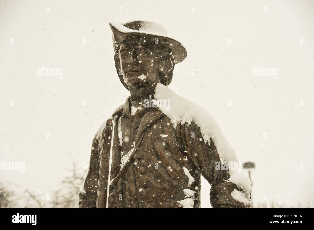 Eine verschneite Minuteman Statue guard außerhalb Ohio National Guard Joint Force Headquarters Jan. 12, 2016, an der Generalmajor Robert S. Beightler Waffenkammer in Columbus, Ohio. Die meisten von Ohio war ungewöhnlich warmen Wetter bis Mitte Januar, die niedrigen Temperaturen und die erste bedeutende Schneefälle im Winter brachte erlebt. (Ohio National Guard Foto von Bill Pierce) Stockfoto