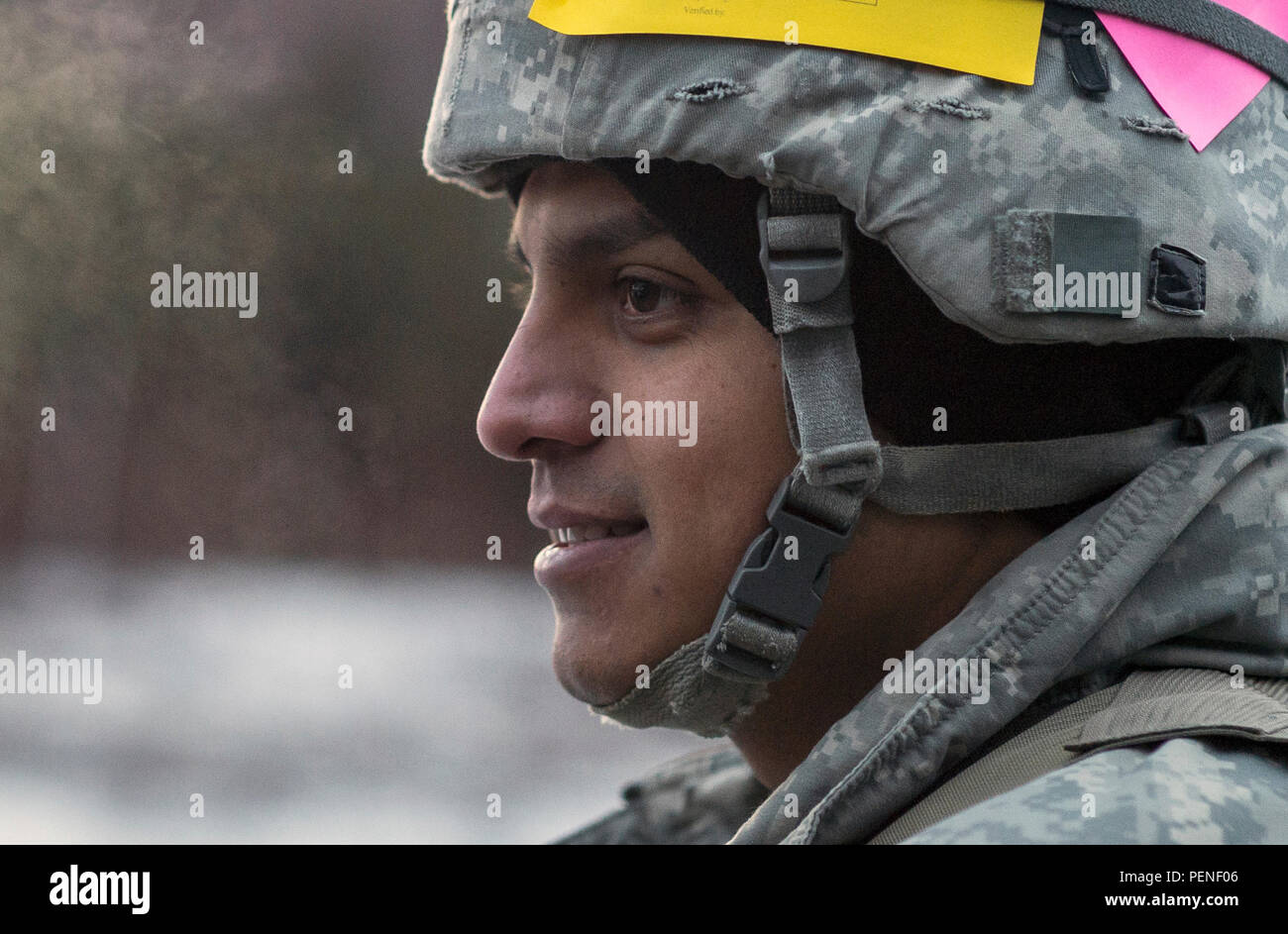 Armee Sgt. Estevan Rodriguez, zu B Batterie zugewiesen, 2.BATAILLON, 377 Fallschirm Field Artillery Regiment, 4 Infantry Brigade Combat Team (Airborne), 25 Infanterie Division, U.S. Army Alaska, wartet auf die um ein Feuer mit einer M119A2 105mm Howitzer, Montag, Januar 11, 2016 auszuführen. USARAK ist die Heimat der Armee ist nur Pacific Airborne Brigade Combat Team und behält die nur Luft schnelle Reaktionsfähigkeit innerhalb des Pacific Command Verantwortungsbereich. (U.S. Air Force Foto/Justin Connaher) Stockfoto