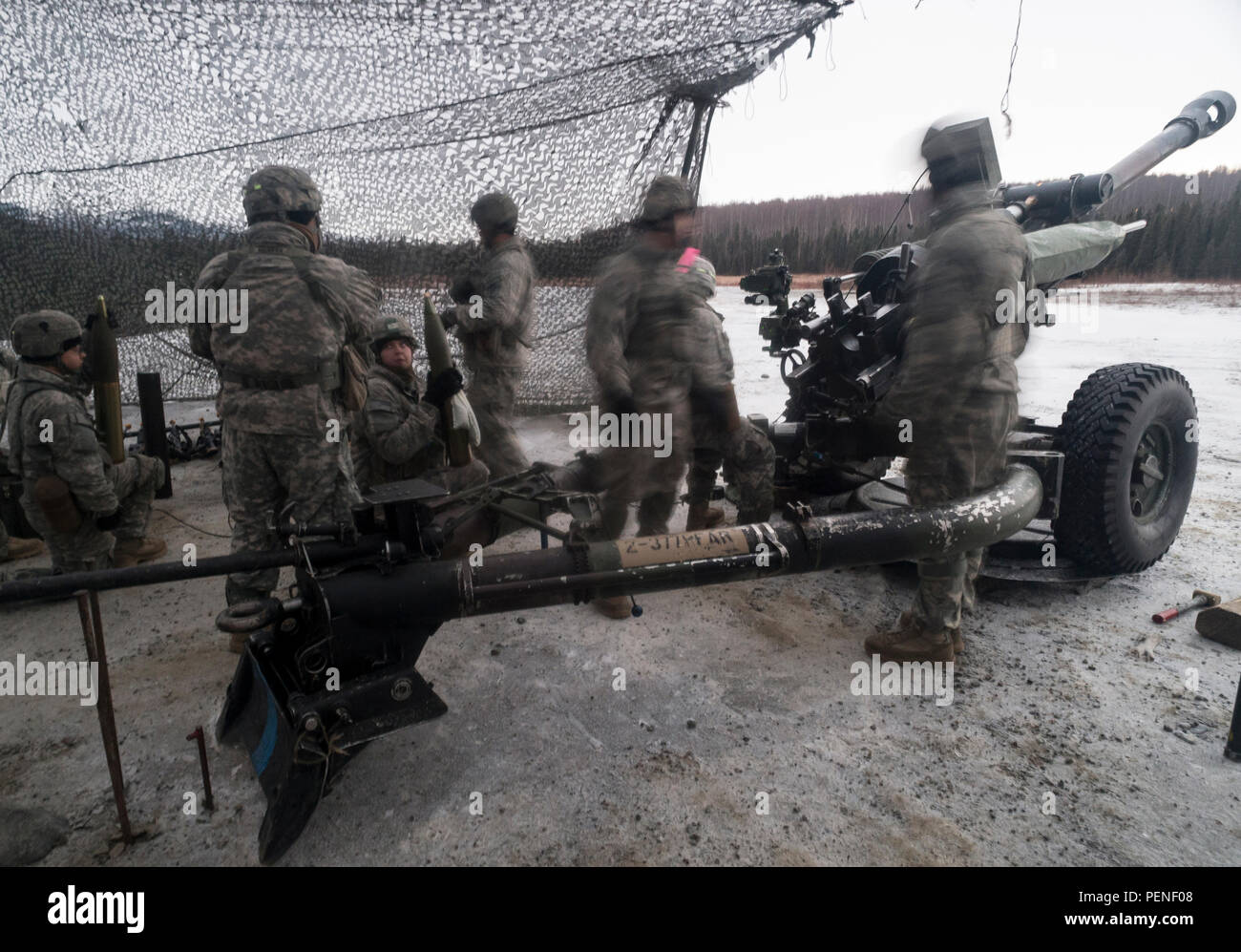 Fallschirmjäger zu B Batterie zugewiesen, 2.BATAILLON, 377 Fallschirm Field Artillery Regiment, 4 Infantry Brigade Combat Team (Airborne), 25 Infanterie Division, U.S. Army Alaska, führen ein Leben mit M119A2 105mm Haubitzen, Montag, Januar 11, 2016. USARAK ist die Heimat der Armee ist nur Pacific Airborne Brigade Combat Team und behält die nur Luft schnelle Reaktionsfähigkeit innerhalb des Pacific Command Verantwortungsbereich. (U.S. Air Force Foto/Justin Connaher) Stockfoto