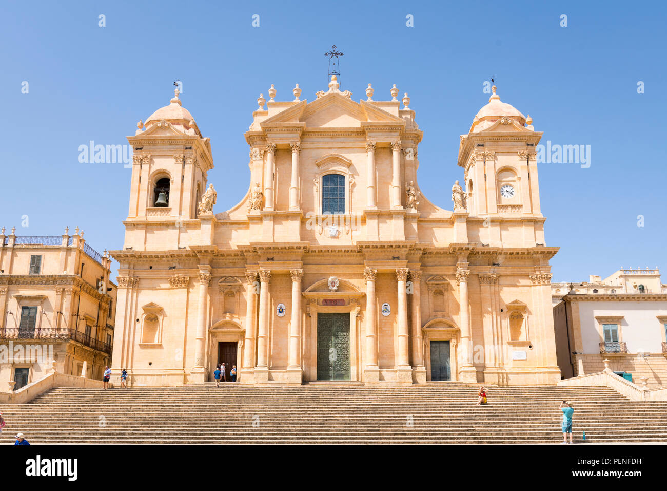 Italien Sizilien antike Netum Noto Antica Mount Alveria wieder aufgebaut nach 1693 Erdbeben barocke Fassade der Kathedrale Duomo gebaut 1776 San Nicolo Kreuz Stockfoto