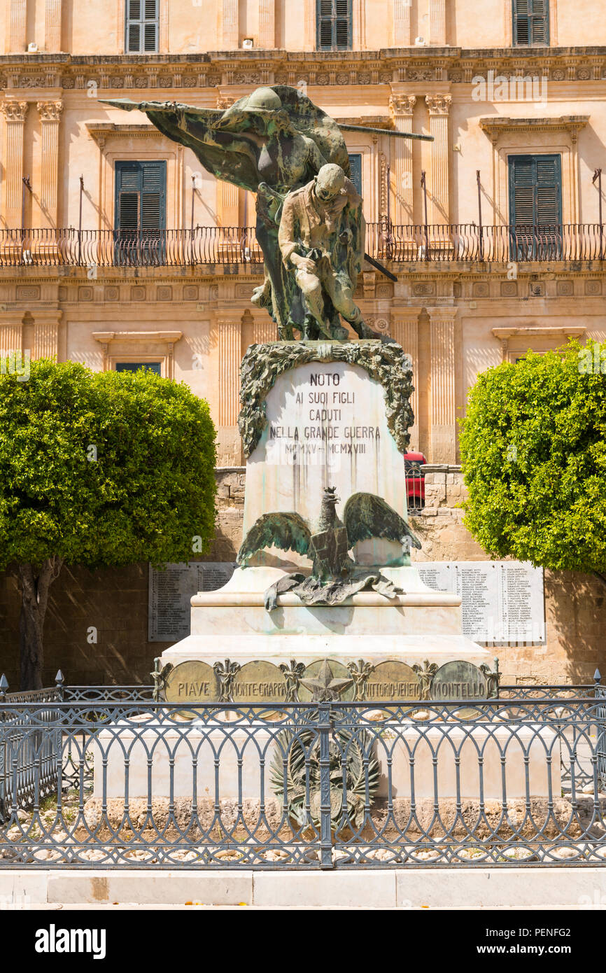 Italien Sizilien antike Netum Noto Antica Mount Alveria wieder aufgebaut nach 1693 Erdbeben Memorial statue Opfer gefallenen Soldaten Großen Krieg 1914-1918 Stockfoto