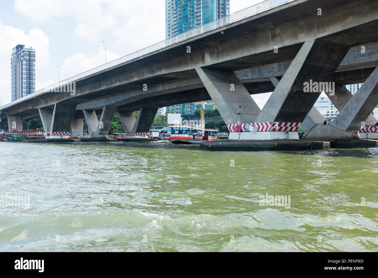 Große moderne Betonbrücke den Chao Phraya Fluss in Bangkok, Thailand Stockfoto