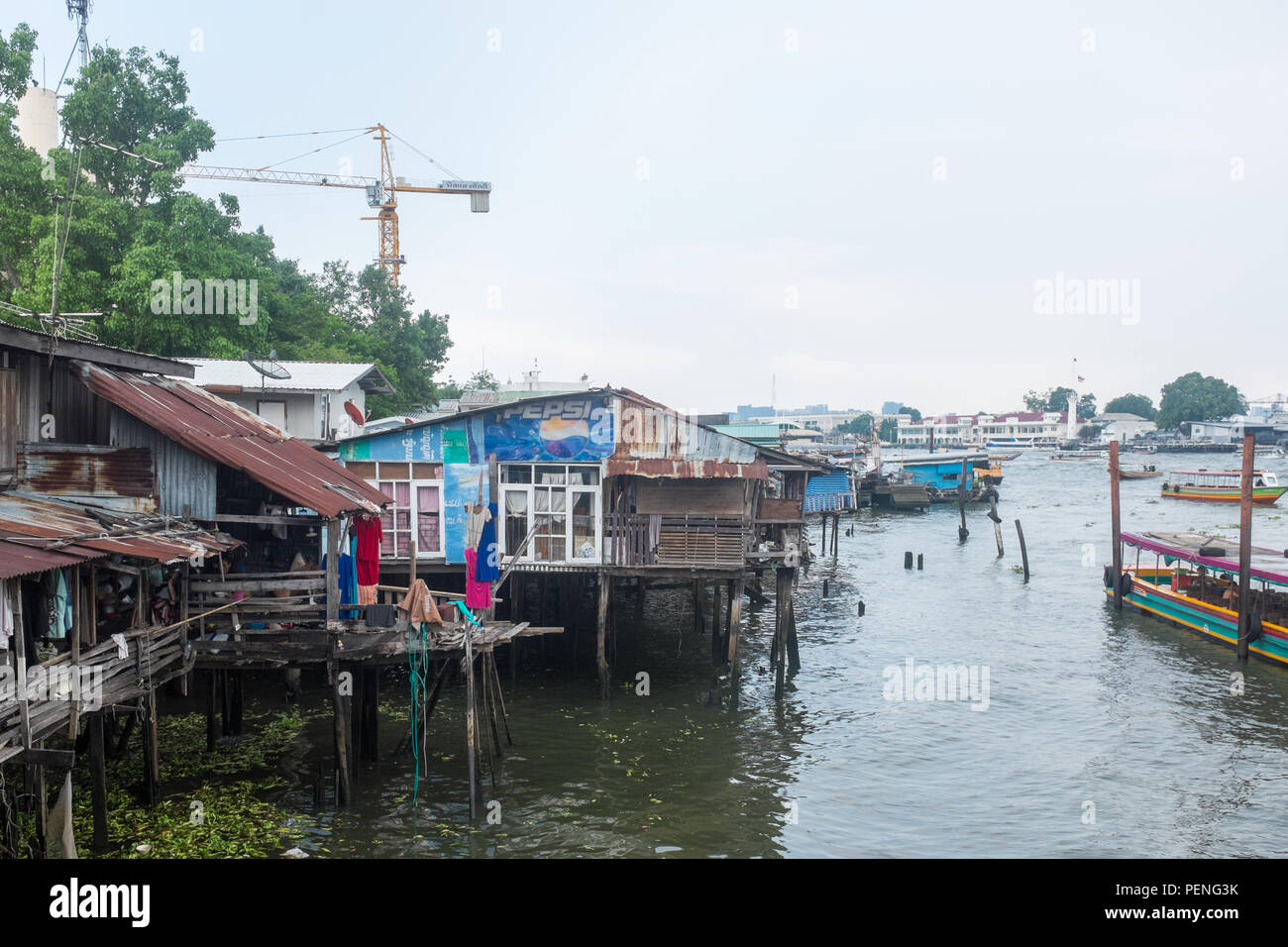 Shanty Häuser am Ufer des Chao Phraya Fluss in Bangkok, Thailand Stockfoto